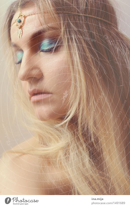 blonde Frau mit blauer Schminke, geschlossenen Augen und Schmuck Accessoire Haare & Frisuren träumen ästhetisch authentisch elegant fantastisch Unendlichkeit