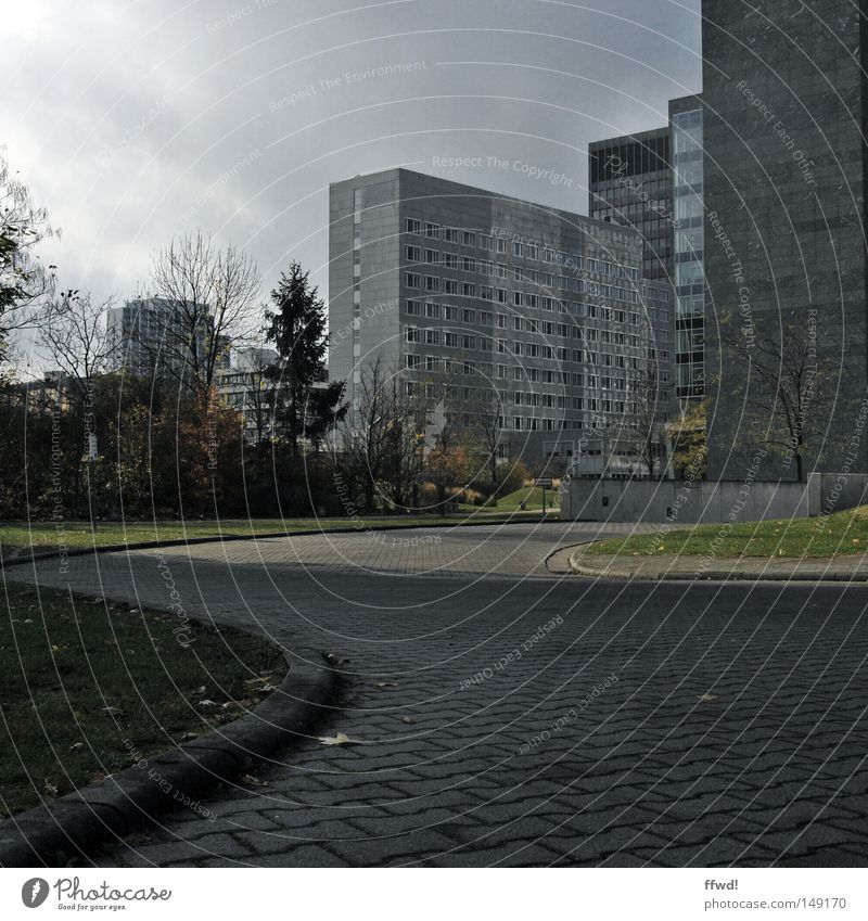 tristesse urbanique Stadt Frankfurt am Main Hochhaus Fassade grau schlechtes Wetter Regen Arbeit & Erwerbstätigkeit Unbewohnt fremd anonym Architektur Entwurf