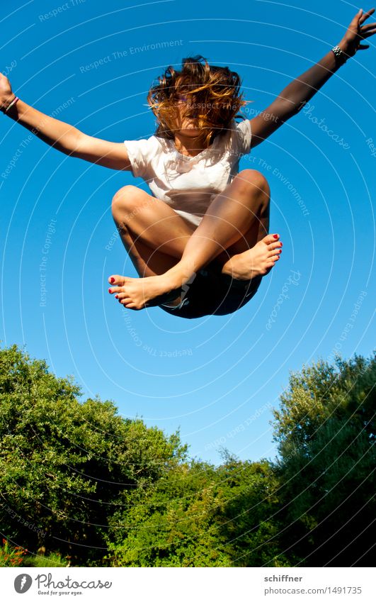 Kind springt Trampolin -  Figur Schneidersitz Freizeit & Hobby Spielen Mensch feminin Mädchen Junge Frau Jugendliche Hand Finger Fuß 1 13-18 Jahre springen