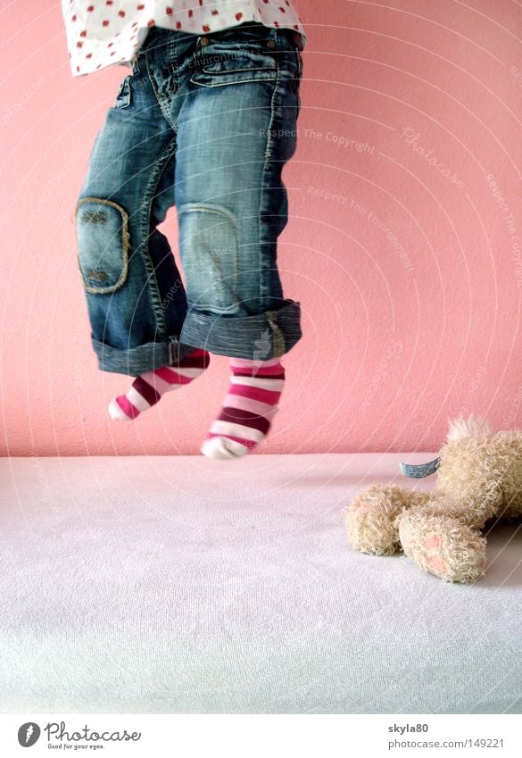 Schwerelos Kind Kleinkind Mädchen Ringelsocken rosa Bett Spielzeug Hase & Kaninchen schön Jeanshose blau Kinderbett springen fliegen hüpfen Spielen