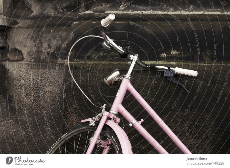 Bin gleich bei dir. Fahrrad Rad Reifen fahren kommen gehen Geschwindigkeit Bewegung Verkehrsmittel rosa Nostalgie alt altmodisch old-school Wand Haus parken
