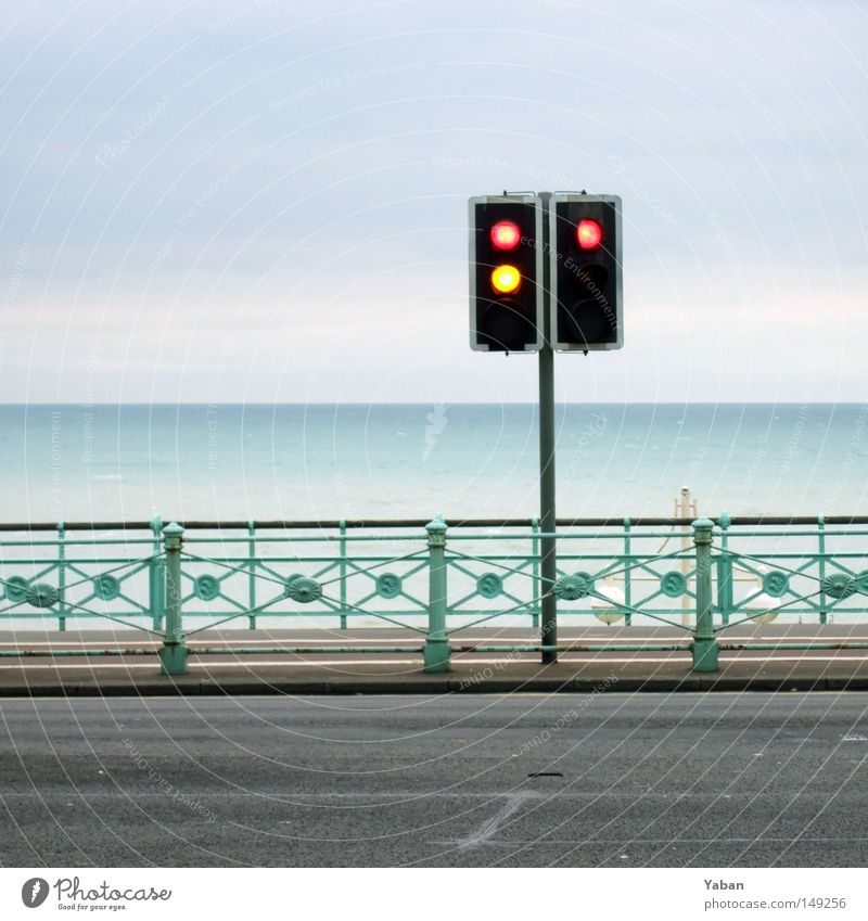 Redlight Beach Ampel rot gelb stoppen Promenade Meer Horizont ruhig Frieden grün-blau blau-grün Brighton England Verkehrswege Straßennamenschild Linksabbieger