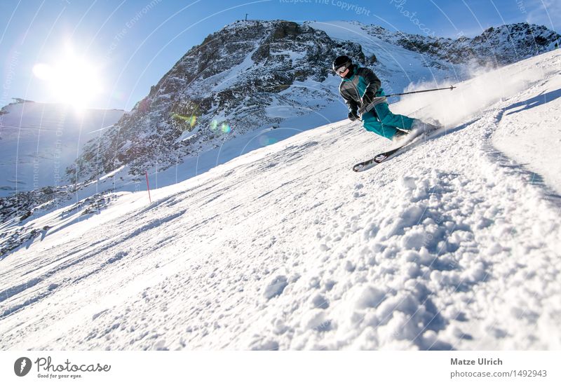 Skifahrer Sport Wintersport Skifahren Skier Skipiste maskulin 1 Mensch Umwelt Natur Landschaft Wolkenloser Himmel Sonne Sonnenlicht Schönes Wetter Schnee Hügel