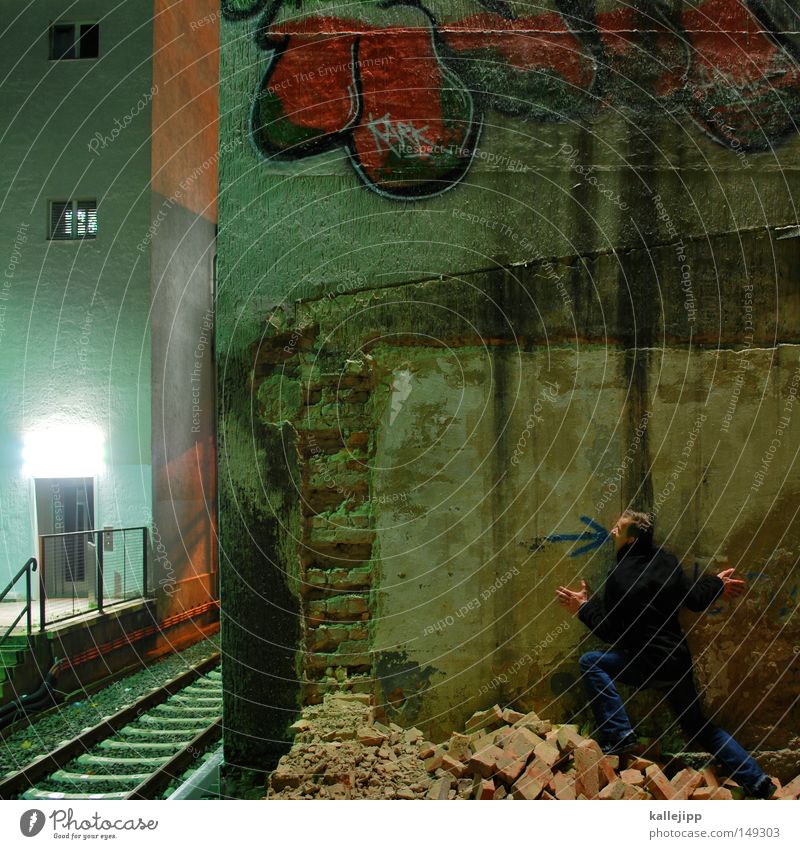 nachtzug Mensch Mann Silhouette Dieb Krimineller Rampe Laderampe Fußgänger Streifen Schacht Tunnel Untergrund Ausbruch Muster Flucht umfallen Schatten Fenster