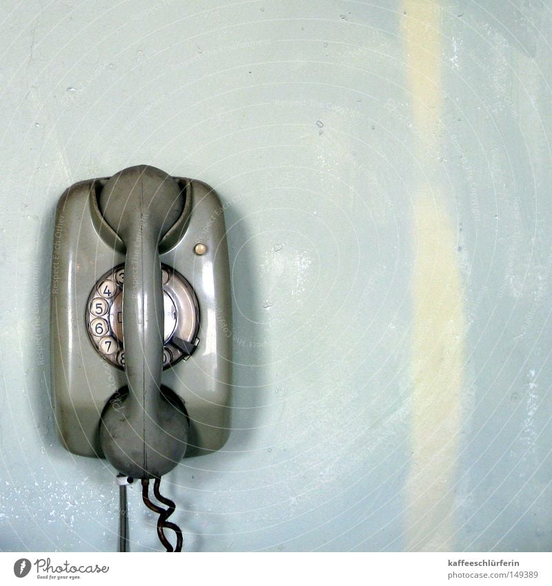 Analog Wand Wandtelefon Telefon Wählscheibe Kabel Telefonhörer grau blau aufgehängt