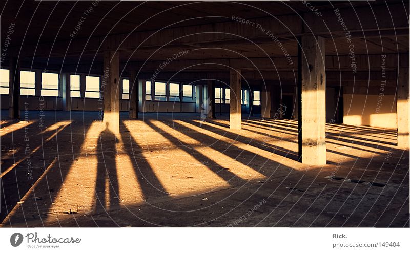 .Die Sonne im Nacken Licht Schatten Lichteinfall planen Kernschatten Mauer Backstein Sozialismus Republik Gebäude Friedhof Kunstwerk Mörtel Beruf Demontage