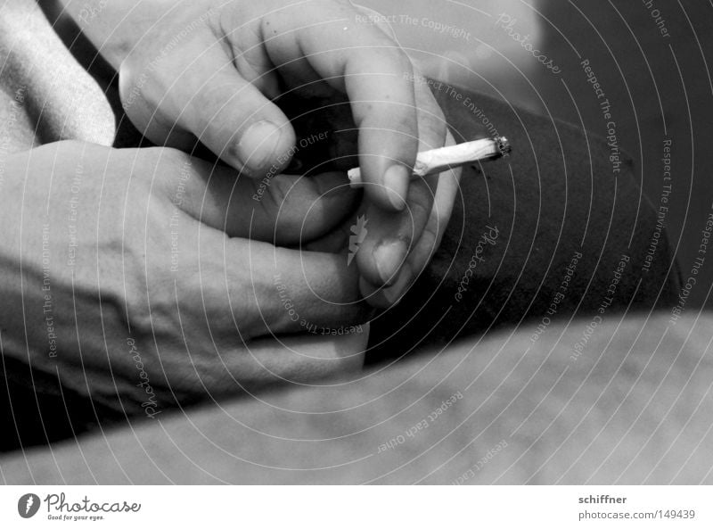 Die Letzte - versprochen! Zigarette selbstgedrehte Zigarette Rauchen Tabakwaren Nikotin Teer Sucht Abhängigkeit genießen Pause Männerhand festhalten haltend