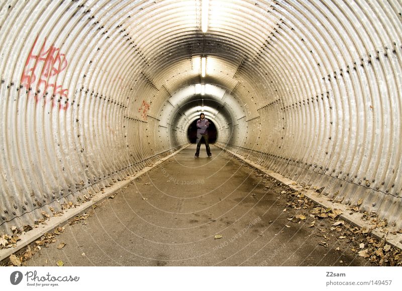 underground London Underground Untergrund Tunnel Beton Blatt Herbst Winter Einsamkeit dunkel Licht Mann Mensch Fischauge stehen Stil Perspektive Architektur