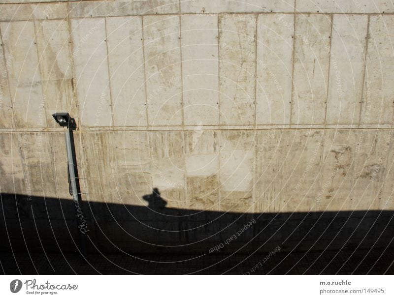 sichtbeton Wand Schatten Beton Schattenspiel Laterne Silhouette modern Barcelona Industrie Mauer