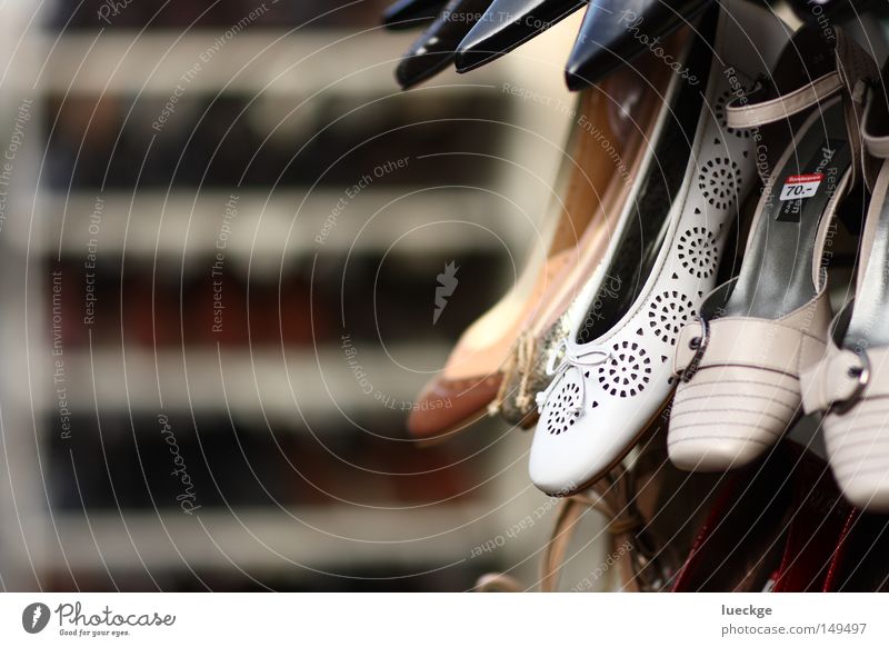 Photo-Schuhting Fußgängerzone Bekleidung Schuhe Damenschuhe bezahlen gehen laufen verkaufen Billig hässlich neu schön weiß Laster sparsam geizig elegant