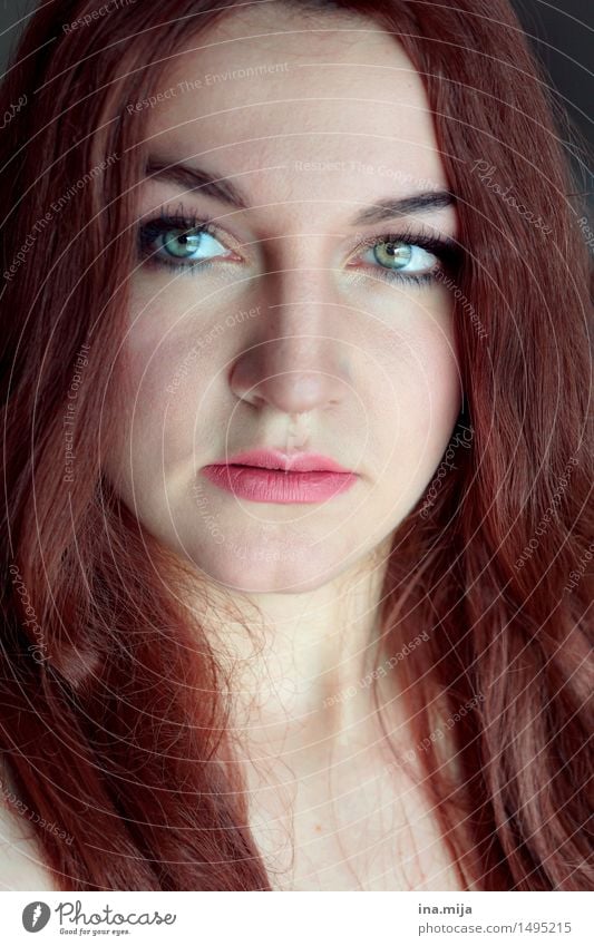 junge Frau mit roten Haaren und hellen Augen schön Haare & Frisuren Haut Gesicht Schminke Mensch feminin Junge Frau Jugendliche Erwachsene 1 18-30 Jahre