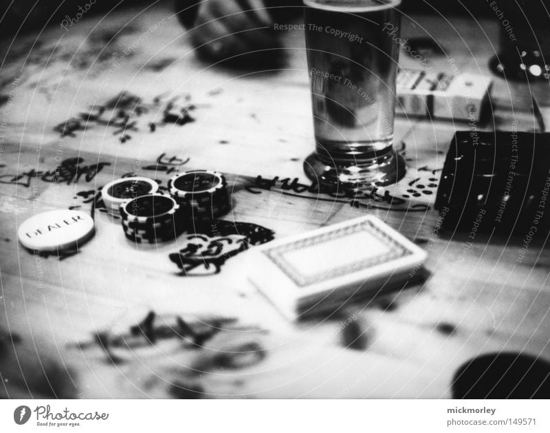 Poker Night at Steeltown Pokerchip Spielkarte Bier Bar Tisch Holztisch Stimmung verraucht Gesellschaft (Soziologie) umgänglich Zigarette Schachtel