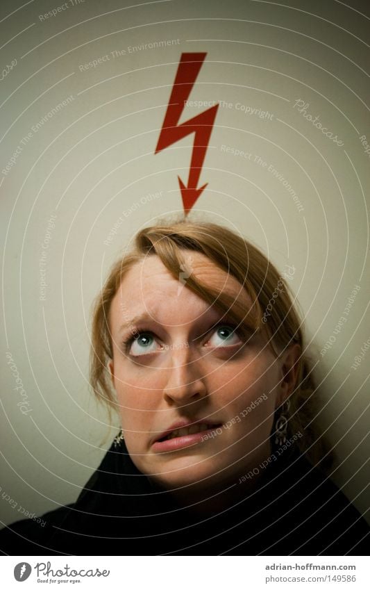 Geistesblitz Blitze rot Frau Grimasse Auge Haare & Frisuren blond Gedanke Denken abrupt Elektrizität gefährlich Freude flash thunder red