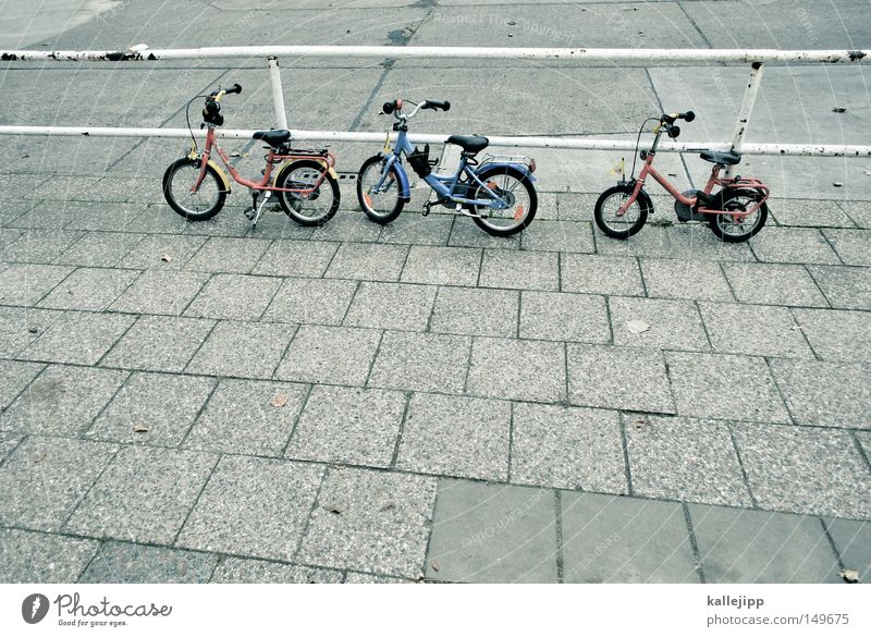 die wilden kerle Kinderfahrrad Fahrrad Treppe Straße Wege & Pfade Gras Wiese Pause Spielplatz Spielen vernachlässigen Wand Türkei Ausländer Ausland Imbiss