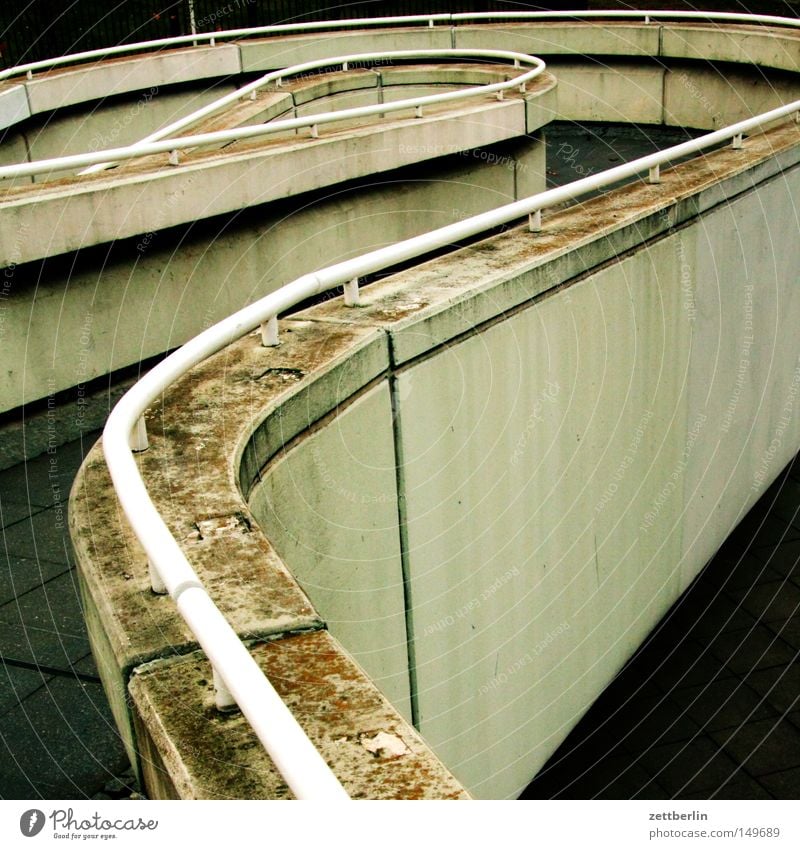 Formel 1 Wege & Pfade Serpentinen Tiefgarage aufgehen Treppe Ablehnung Absinth Gangway Geländer Treppengeländer Brückengeländer Behindertengerecht Überleitung