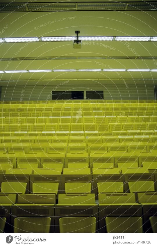 gemütliches Studieren 1 Bildung Studium Hörsaal gelb Symmetrie Sitzgelegenheit Beamer verfallen Studiengebühren retro leer Einsamkeit bildungssystem Saal Raum