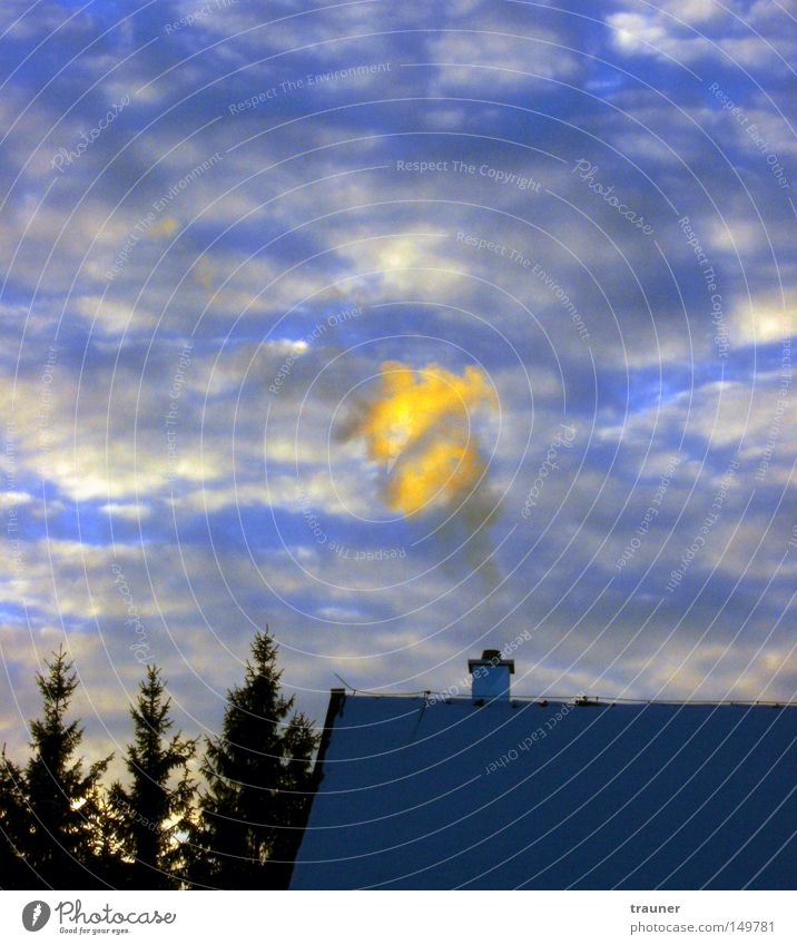 Wolken vs. Rauch Farbfoto Abend Dämmerung Licht Kontrast Sonnenlicht Gegenlicht ruhig Winter Schnee Haus Umwelt Natur Luft Himmel Klimawandel schlechtes Wetter