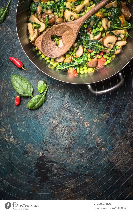 Gemüse im Topf mit Holzlöffel Lebensmittel Getreide Ernährung Mittagessen Abendessen Festessen Bioprodukte Vegetarische Ernährung Diät Lifestyle
