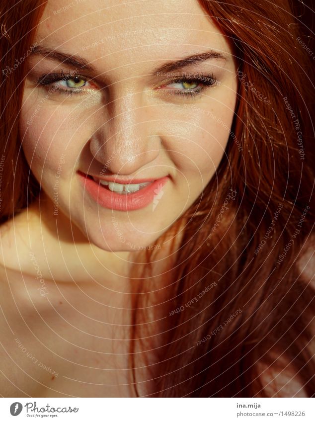 junge Frau mit hellen Augen, roten Haaren und Zahnlücke lächelt Mensch feminin Junge Frau Jugendliche Erwachsene Haare & Frisuren Gesicht 1 18-30 Jahre brünett