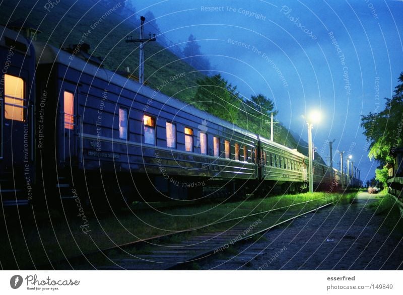 Nighttrain Nostalgie Russland Eisenbahn Verkehrsmittel Eisenbahnwaggon Gleise Laterne Abteilfenster Beleuchtung Abend blau mystisch Wolken ruhig Reisefotografie