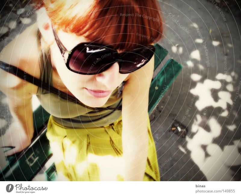 Sonnenschein Frau Sommer Frauen Perspektive Kontrast Sonnenbrille grün gelb Schatten Park orange