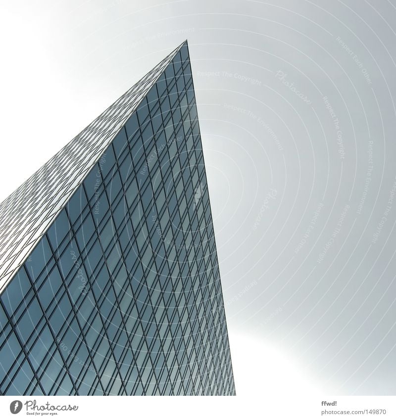future now Stadt Hochhaus Himmel Frankfurt am Main Architektur Bauwerk Fassade modern hoch aufwärts Bankenviertel Bankgebäude Geldinstitut Geometrie Perspektive