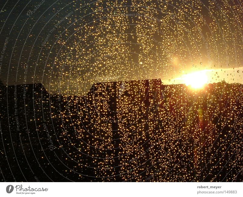 leuchtende Kristalle Sonne hell Wärme Beleuchtung Sonnenuntergang Abend Gegenlicht Wasser Wassertropfen Kristallstrukturen schimmern nass Regen Fenster