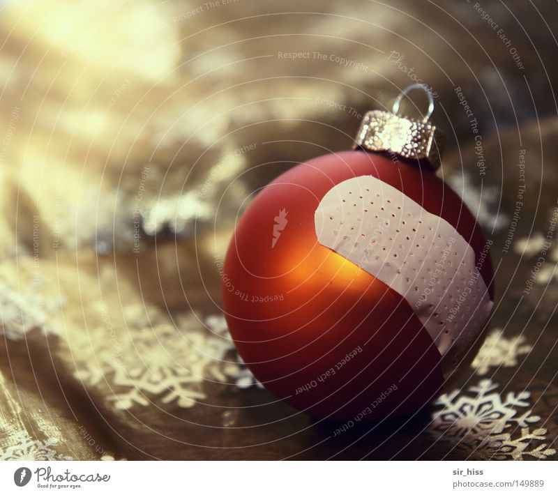Heile Welt Weihnachten & Advent Christbaumkugel Weihnachtsdekoration kaputt gebrochen schäbig verschlissen alt banal Winter Vergänglichkeit heile Welt