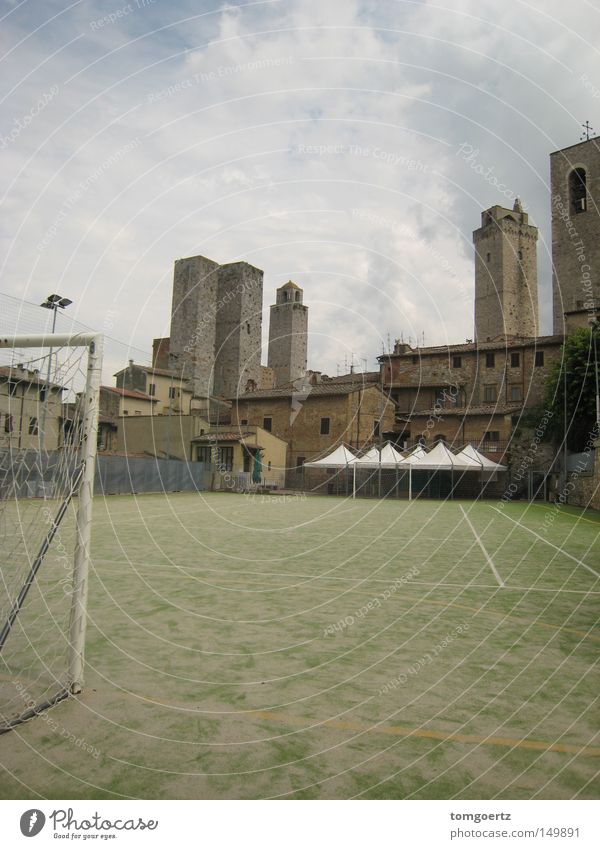 Abseits (der Menschenmassen in san gimignano) Tor Fußballplatz Fußballtor Turm San Gimignano Italien Toskana Ballsport