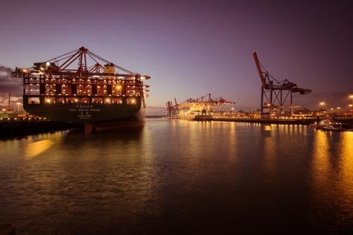 Sicher im Hafen Hamburg Nacht Container Containerschiff Licht Frachter löschen