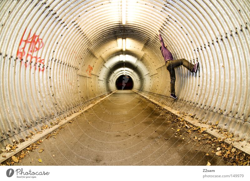 spiderman London Underground Untergrund Tunnel Beton Blatt Herbst Einsamkeit dunkel Licht Mann Mensch Fischauge stehen Stil Perspektive Spinne Klettern gelenkig