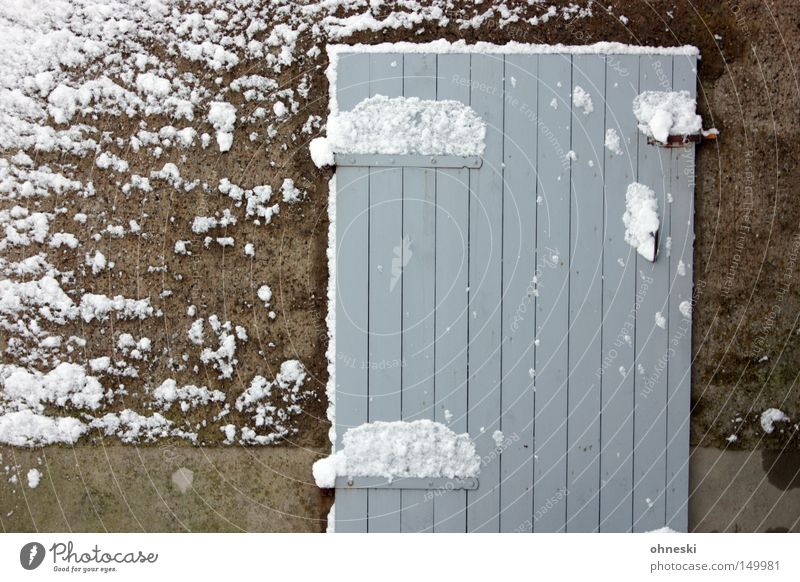 Schnee, der vor den Schuppen meiner Eltern fällt Winter Tür Holz weiß Schneewehe Neuschnee November geschlossen Schneeflocke Flocke Scharnier abgeriegelt