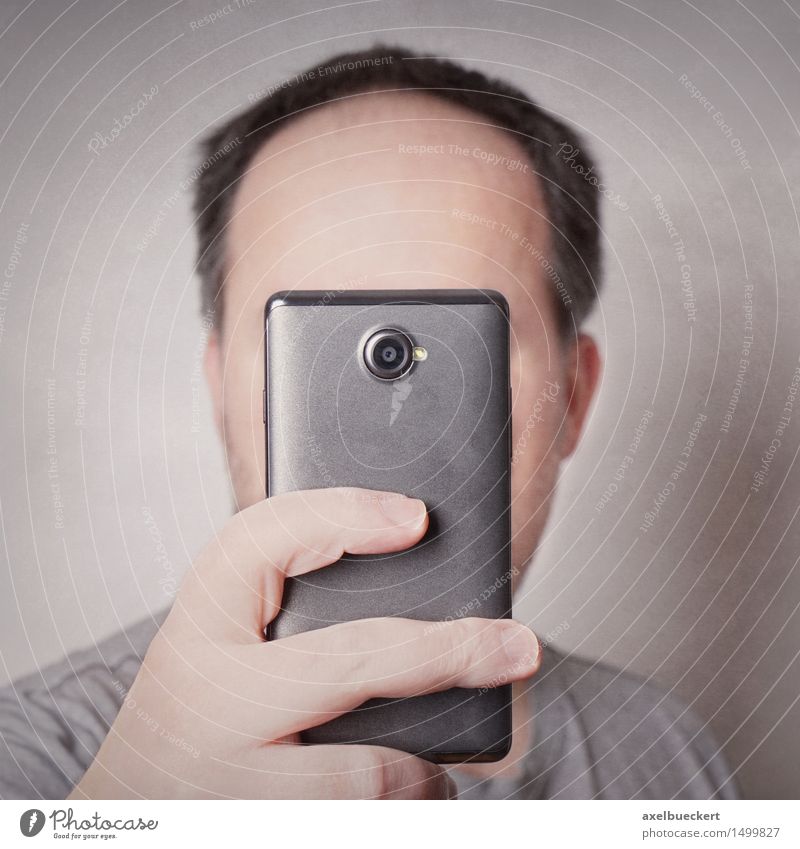 Selfie Lifestyle Freude Freizeit & Hobby Fotografie Handy PDA Fotokamera Mensch maskulin Mann Erwachsene 1 30-45 Jahre trendy Identität Quadrat Humor einäugig