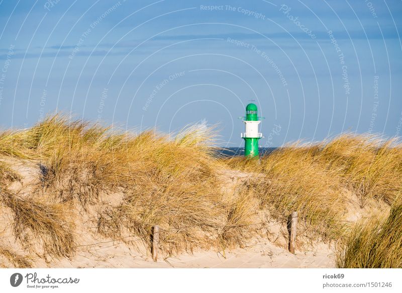 Düne in Warnemünde an der Ostseeküste Ferien & Urlaub & Reisen Strand Meer Natur Landschaft Wolken Wind Sturm Küste Leuchtturm blau gelb grün Tourismus