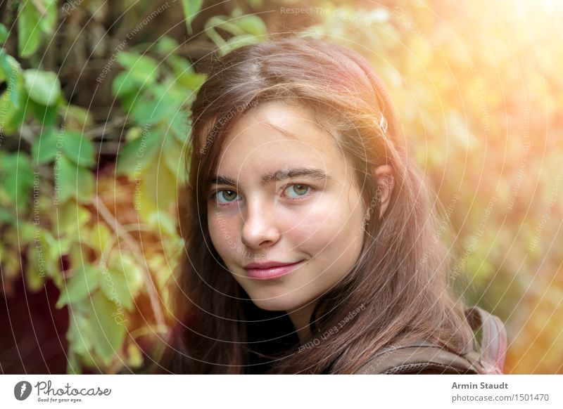 Porträt - Wald Lifestyle Freude schön Leben Wohlgefühl Zufriedenheit Ferien & Urlaub & Reisen Ausflug Sommer Mensch feminin Junge Frau Jugendliche Erwachsene