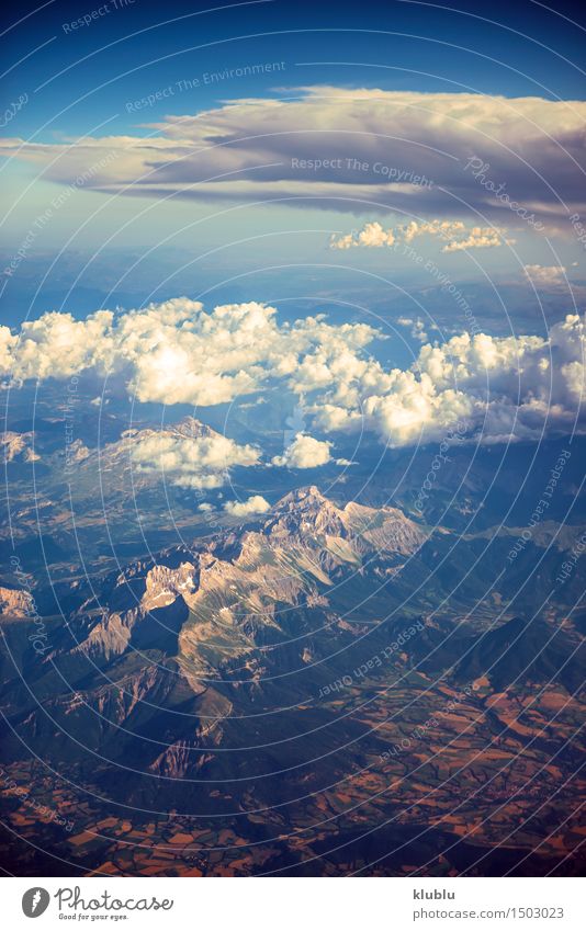 Ansicht der Berge vom Flugzeugfenster während des Fluges schön Ferien & Urlaub & Reisen Tourismus Schnee Berge u. Gebirge Natur Landschaft Himmel Wolken