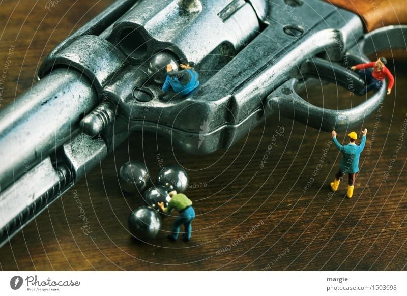 Miniwelten - ... und Schuss Maschine Technik & Technologie Mensch maskulin Mann Erwachsene 4 braun silber Angst Rache Gewalt Hass Arbeiter Pistole Schußwaffen