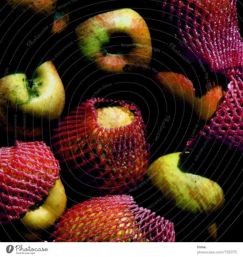 Karneval der Äpfel Frucht Apfel Netz verpackt durcheinander rot-grün drücken Farbfoto Außenaufnahme Menschenleer Tag Schatten Sonnenlicht Sonnenstrahlen