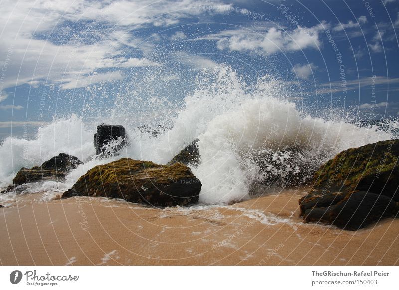 Wie Sand am Meer Strand Meerwasser Wellen Hawaii USA Stein blau Himmel Wolken weiß