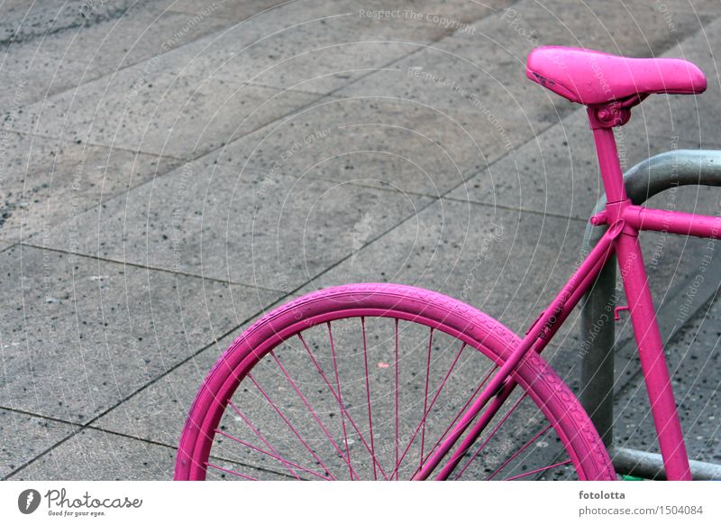 Fahrrad Fahrradtour Fahrradfahren Fahrradsattel Fahrradrahmen Fahrradständer Ausflug Bürgersteig Bodenplatten Stein Metall grau rosa parken angeschlossen