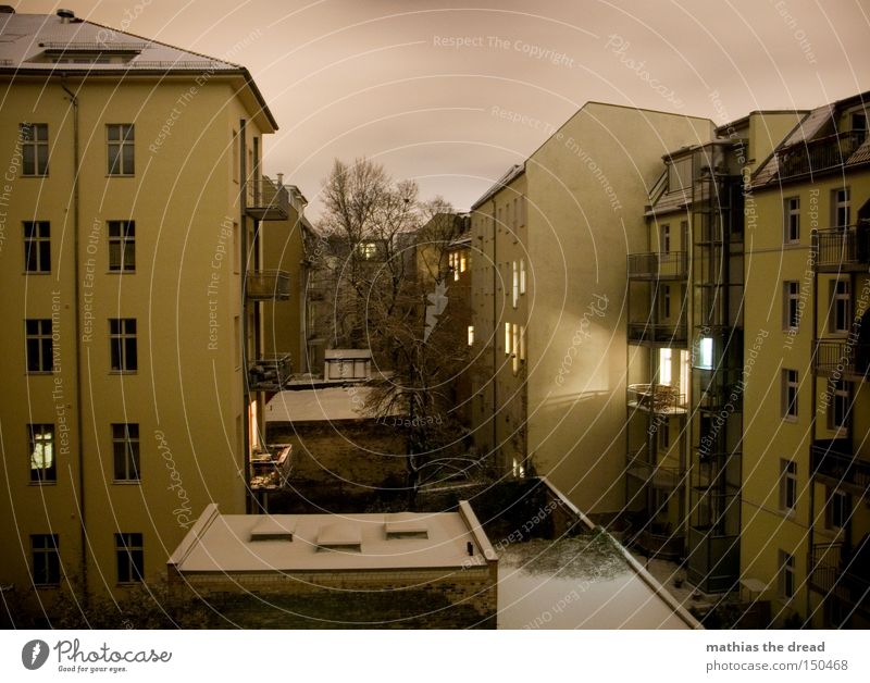 INNENhofARCHITEKTUR bei NACHT mit SCHNEE Haus Hof Stadt Himmel Dämmerung Regen Licht erleuchten Erkenntnis Balkon Schatten dunkel Nacht Abenddämmerung Schnee