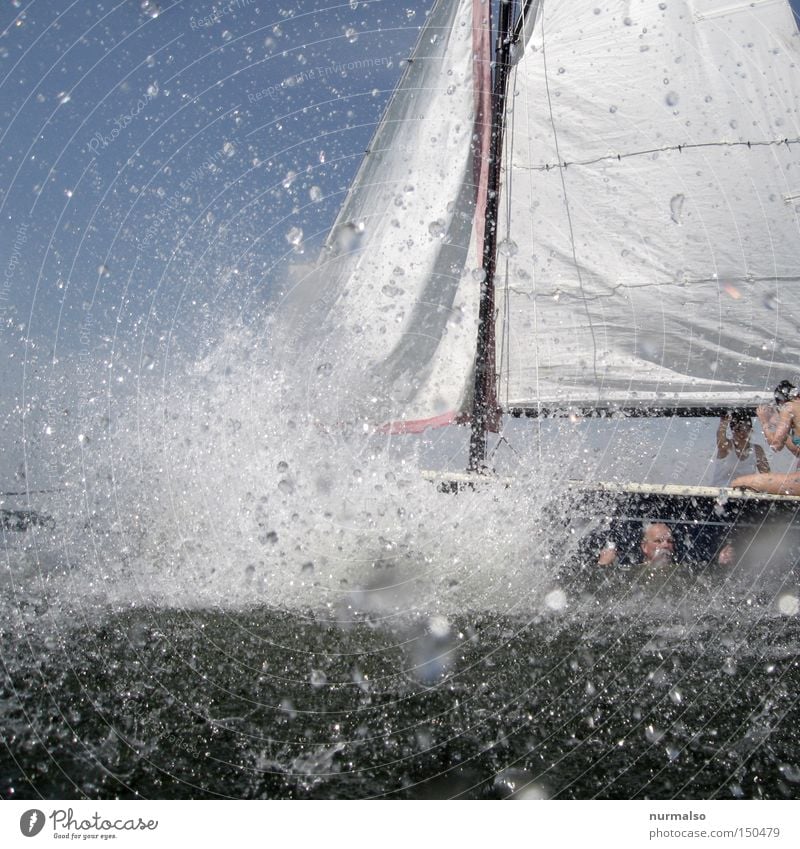 Platsch 2 oder, der Volltreffer! Wasser Wassertropfen Tropfen Wasserfahrzeug Segel See Meer Sommer Erfrischung Freude tauchen Sport spritzen Spielen Europa