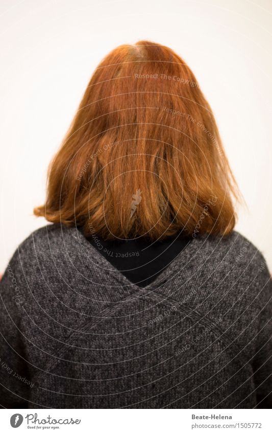 manchmal kann frau einfach nicht mehr hinschauen Frau Erwachsene Rücken Pullover Jacke Haare & Frisuren rothaarig langhaarig atmen beobachten Denken Blick