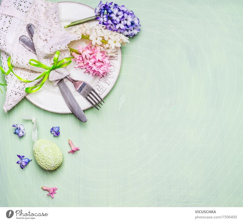 Ostern Tisch Gedeck mit Blumen und Ei Mittagessen Festessen Geschirr Besteck Stil Design Häusliches Leben Wohnung Innenarchitektur Dekoration & Verzierung Party