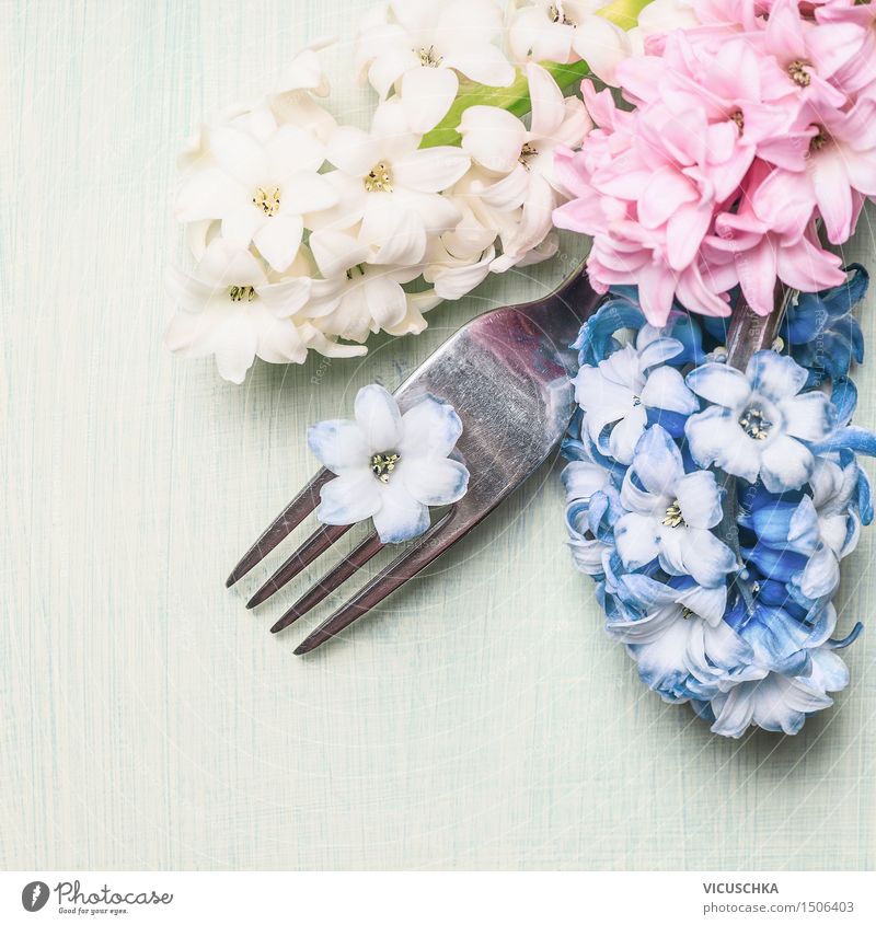 Gabel mit Hyazinthen Blumen auf hellgrünem Hintergrund Mittagessen Festessen Stil Design Dekoration & Verzierung Tisch Restaurant Feste & Feiern Valentinstag