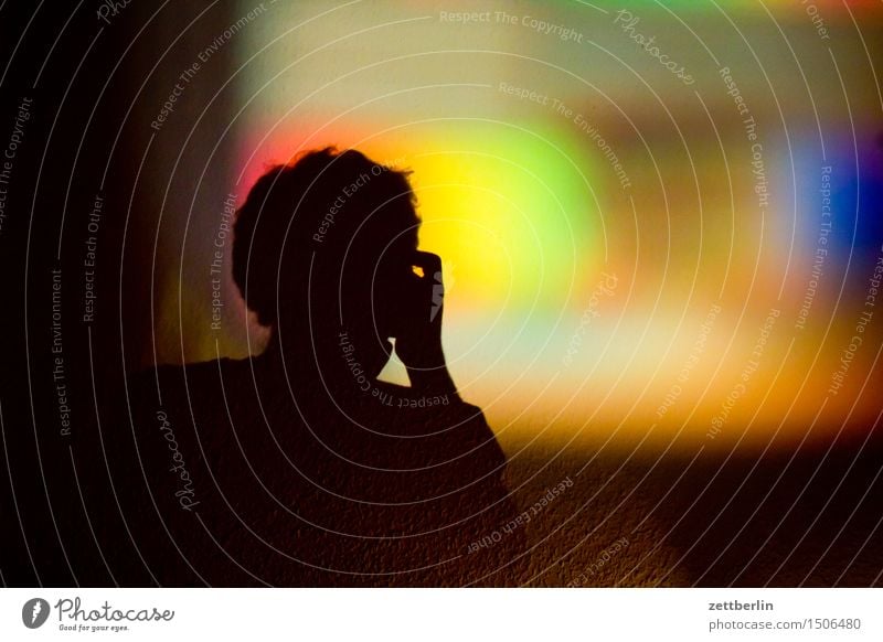Testbild Beamer mehrfarbig Farbe Farbstoff Farbraum kalibrierung Kino Projektor Versuch Wand Bild Schatten Silhouette Mensch Kopf dunkel Licht