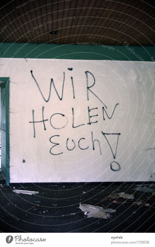 Titel: Siehe Foto ! Gebäude Wand Wort Zerstörung kaputt Haus Graffiti Warnhinweis Information alt verfallen dreckig Müll Buchstaben Schriftzeichen Warnschild