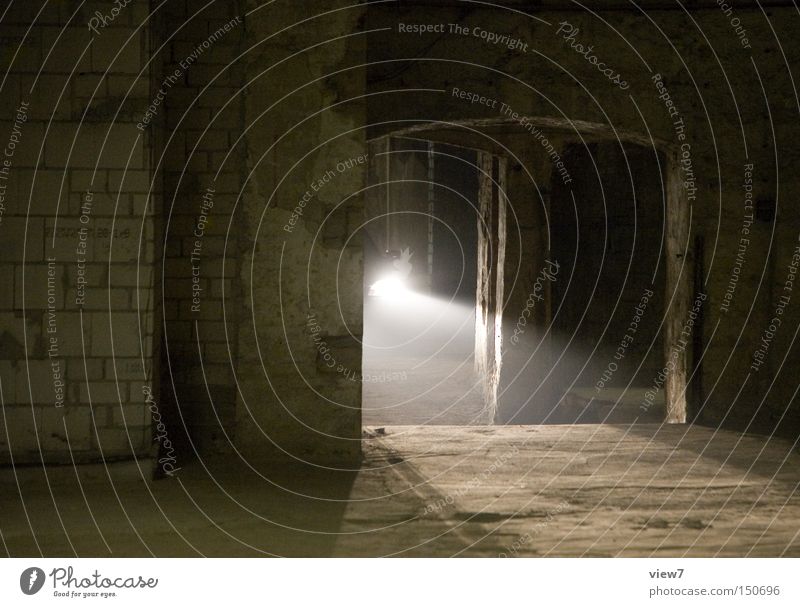 Es geht los. Licht Scheinwerfer Autoscheinwerfer Untergrund KFZ Bewegung Tunnel Keller unheimlich Schrecken Geister u. Gespenster entdecken gefährlich Einbruch