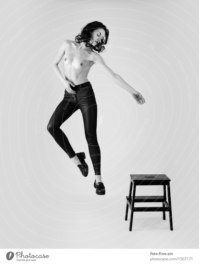 Akt Aufnahme "Sprung" Frau Körper Brust springen Junge Frau Hose Schuhe Blick fliegen fliegend Momentaufnahme Nude Kunst Mode Figur Haare & Frisuren Gefühle