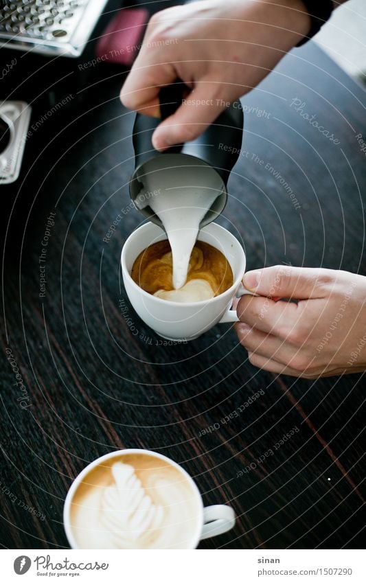 Capuccino Lebensmittel Ernährung Frühstück Getränk Heißgetränk Kaffee Espresso Cappuccino Tasse Lifestyle Küche genießen schütten milch kännchen